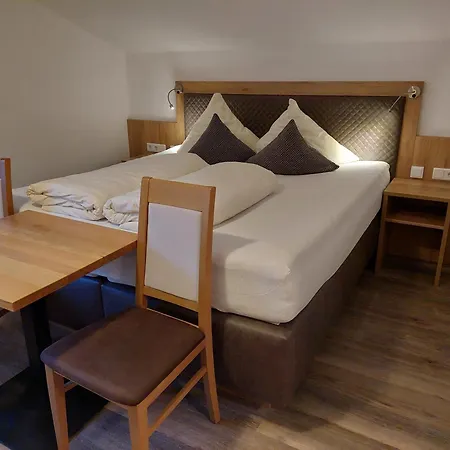 לינה וארוחת בוקר Haus Felsneck 4*